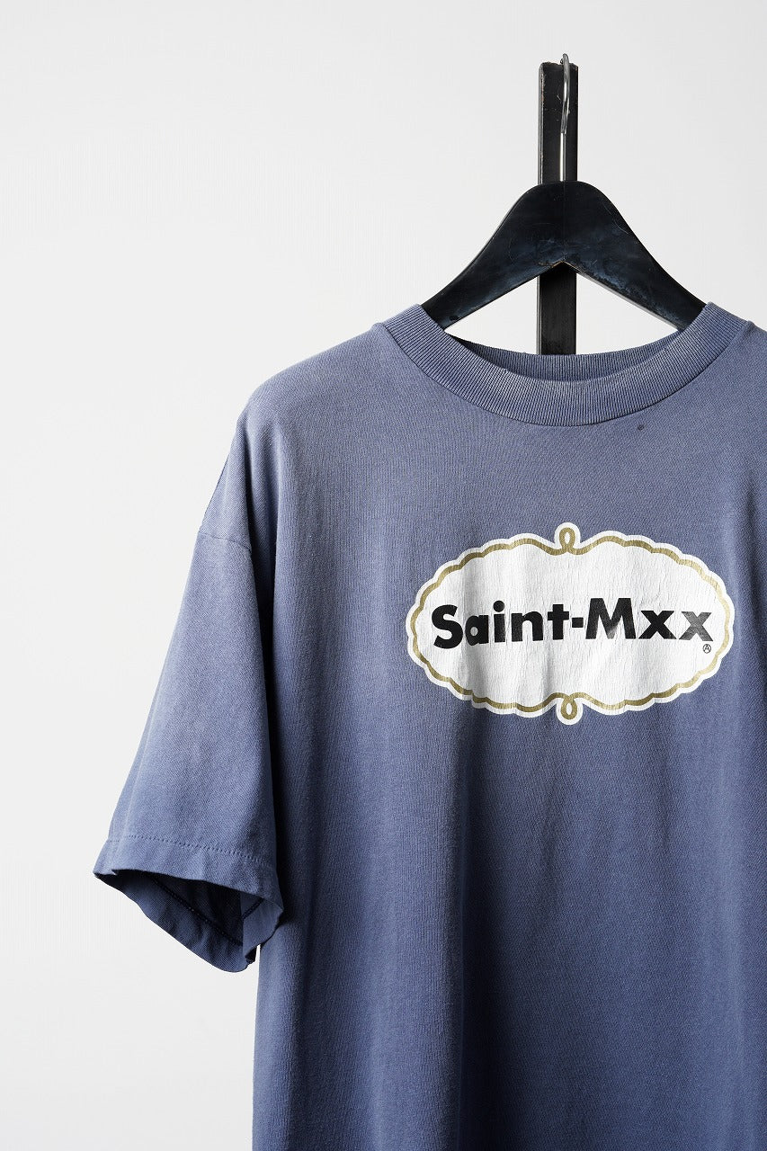 Load image into Gallery viewer, SAINT Mxxxxxx SS T-SHIRT / SAINT MXX (NAVY)