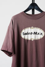 Load image into Gallery viewer, SAINT Mxxxxxx SS T-SHIRT / SAINT MXX (BURGUNDY)