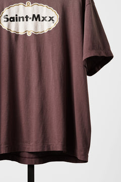 Load image into Gallery viewer, SAINT Mxxxxxx SS T-SHIRT / SAINT MXX (BURGUNDY)