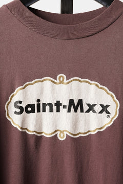 Load image into Gallery viewer, SAINT Mxxxxxx SS T-SHIRT / SAINT MXX (BURGUNDY)