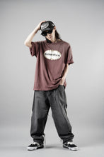 Load image into Gallery viewer, SAINT Mxxxxxx SS T-SHIRT / SAINT MXX (BURGUNDY)