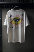 画像をギャラリービューアに読み込む, SAINT Mxxxxxx SS TEE / EYE (WHITE)