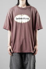 Load image into Gallery viewer, SAINT Mxxxxxx SS T-SHIRT / SAINT MXX (BURGUNDY)