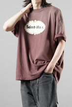 Load image into Gallery viewer, SAINT Mxxxxxx SS T-SHIRT / SAINT MXX (BURGUNDY)