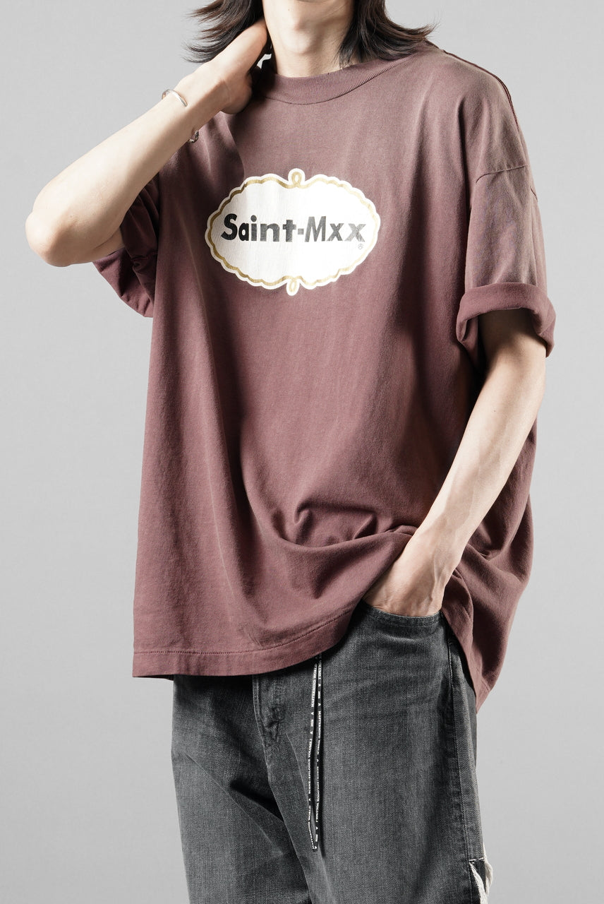 Load image into Gallery viewer, SAINT Mxxxxxx SS T-SHIRT / SAINT MXX (BURGUNDY)