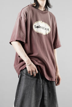Load image into Gallery viewer, SAINT Mxxxxxx SS T-SHIRT / SAINT MXX (BURGUNDY)