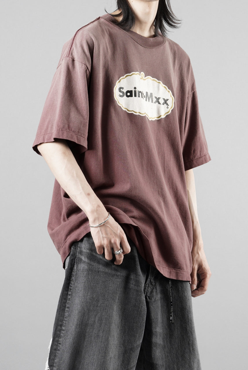 Load image into Gallery viewer, SAINT Mxxxxxx SS T-SHIRT / SAINT MXX (BURGUNDY)